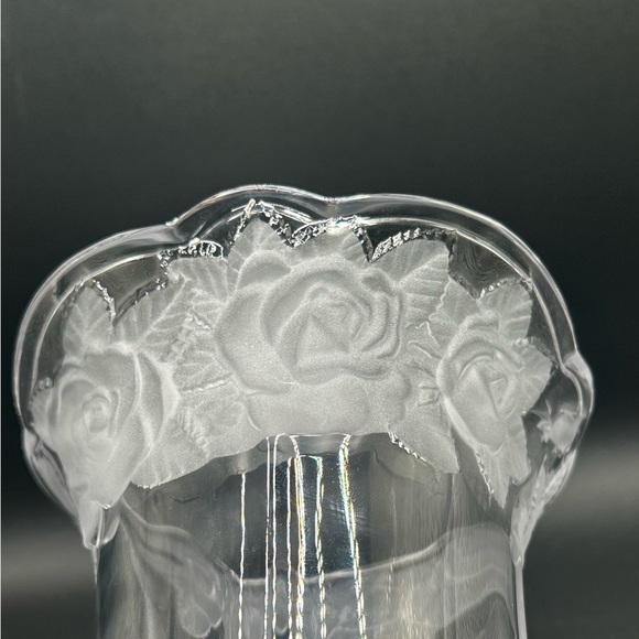 MIKASA STUDIO NOVA "WINTER ROSE" FLOWER VASE - Picture 3 of 5